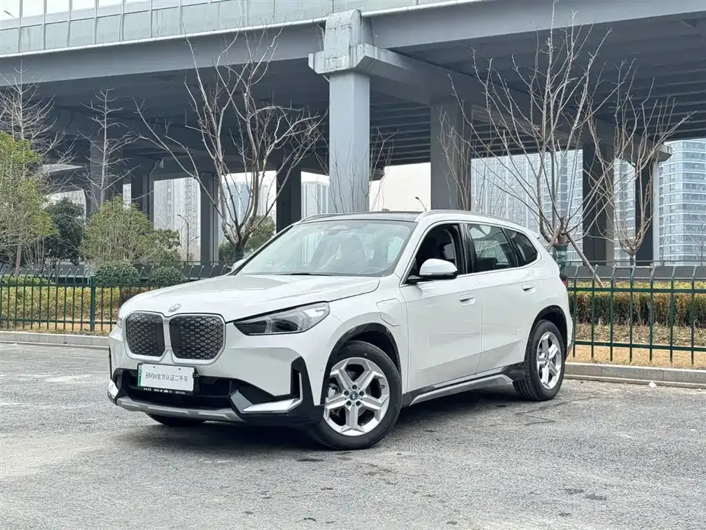 BMW iX1 — фото 1