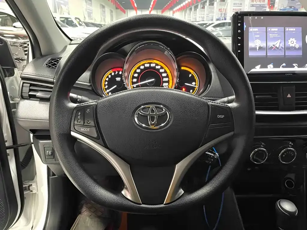 Toyota Yaris L — фото 4