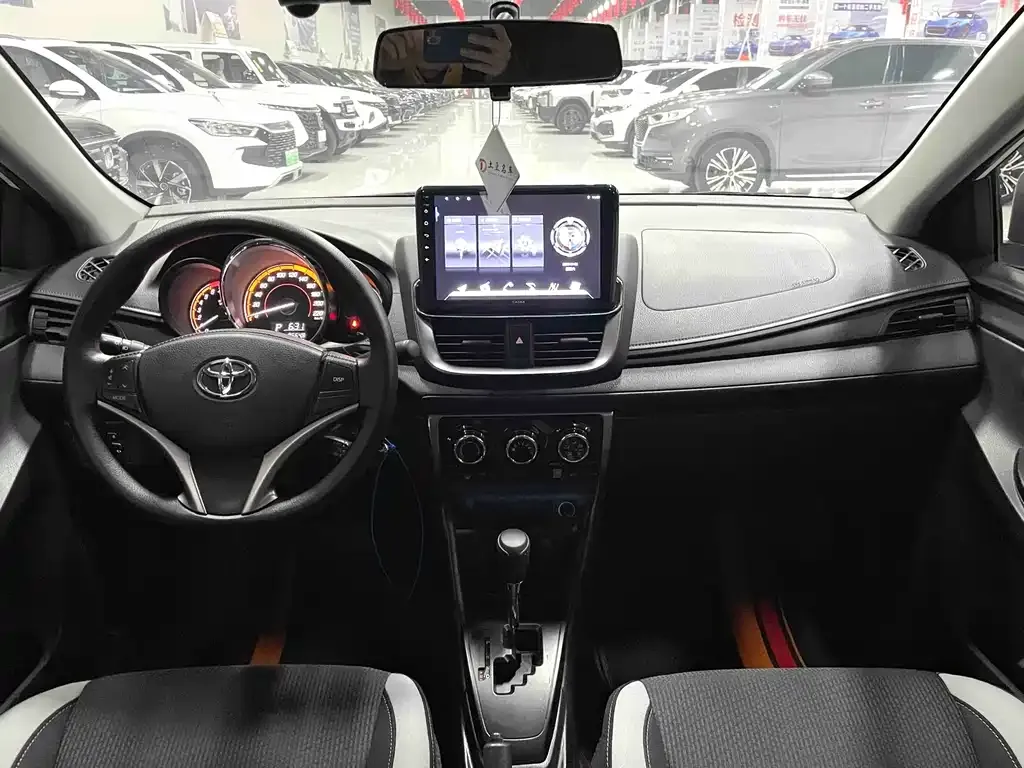 Toyota Yaris L — фото 5