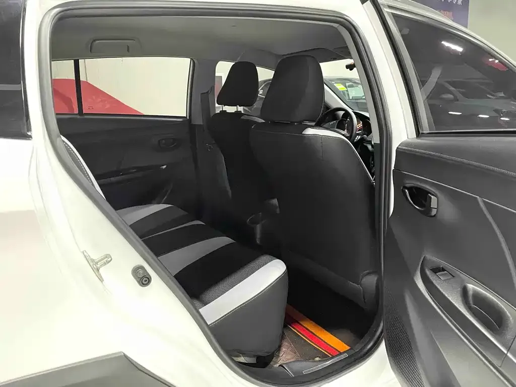 Toyota Yaris L — фото 9