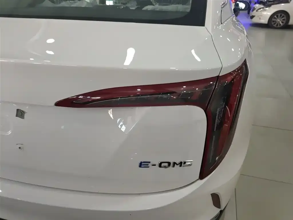 Hongqi E-QM5 — фото 2