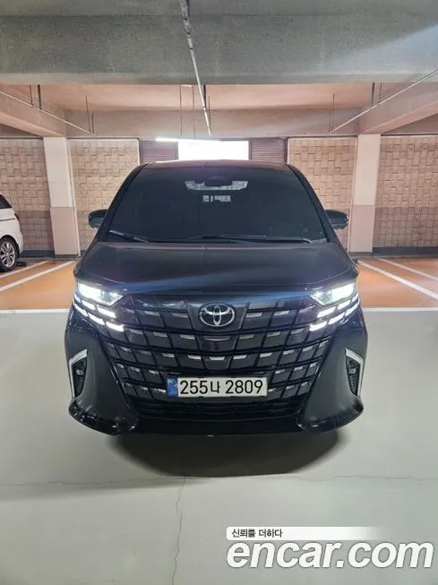 Toyota Alphard — фото 1