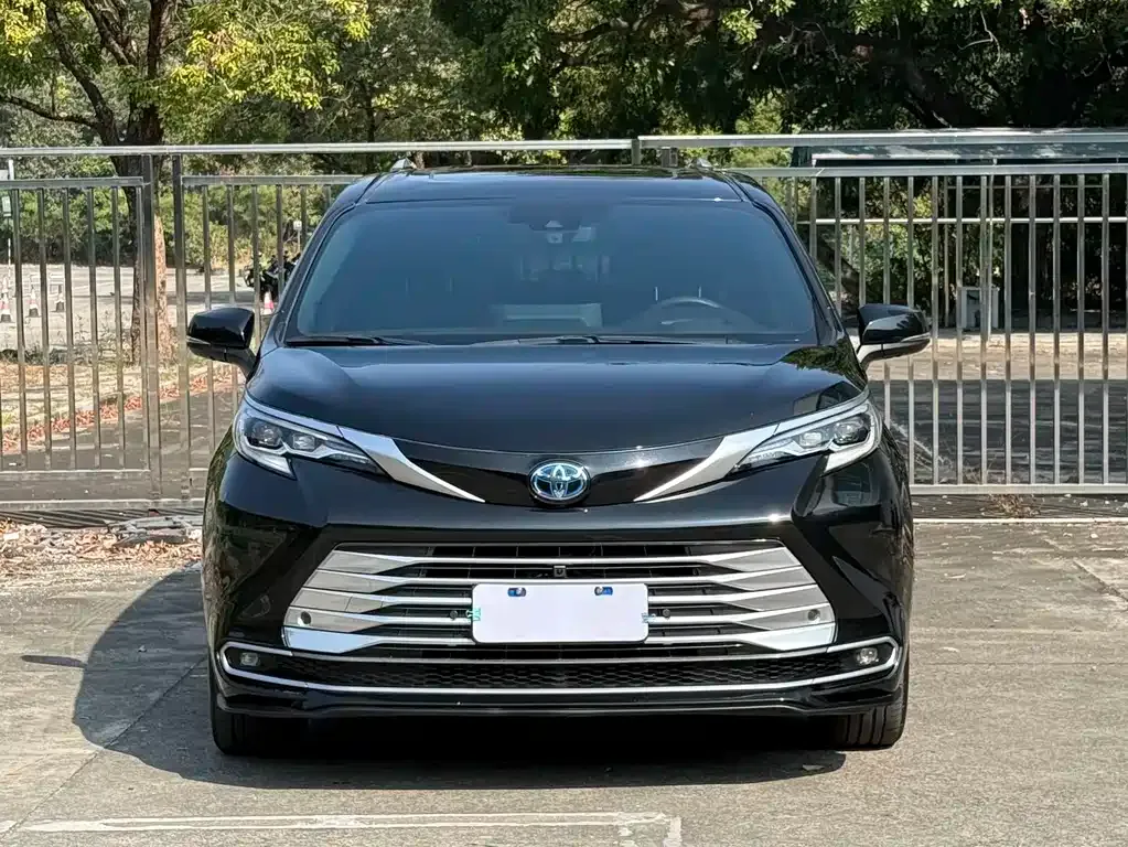 Toyota Sienna — фото 10