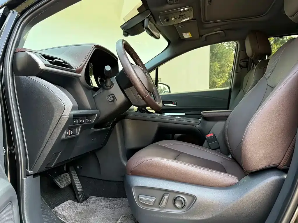 Toyota Sienna — фото 6