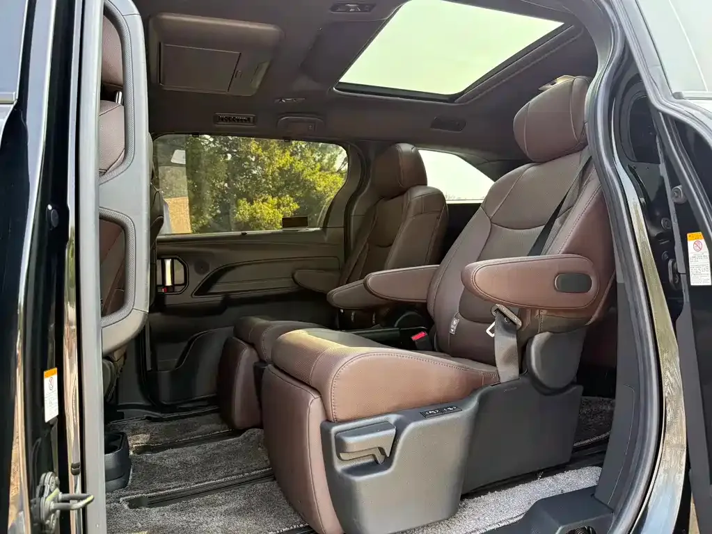 Toyota Sienna — фото 3