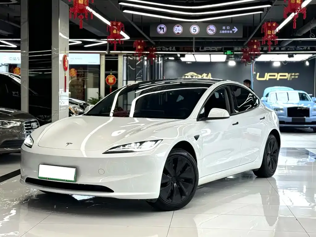 Tesla Model 3 — фото 1