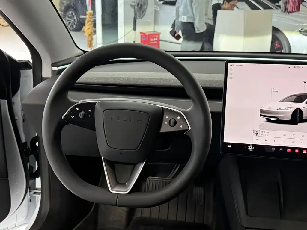 Tesla Model 3 — фото 2