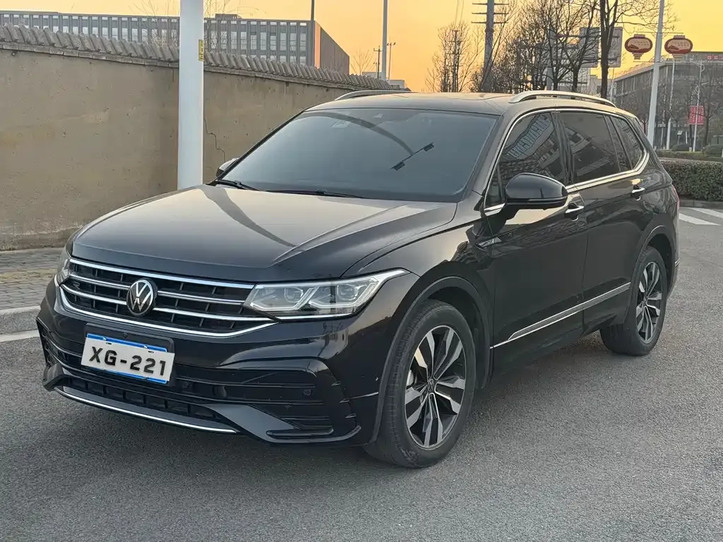 Volkswagen Tiguan L — фото 1