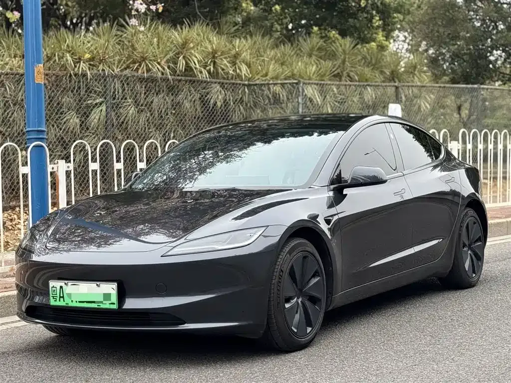Tesla Model 3 — фото 1