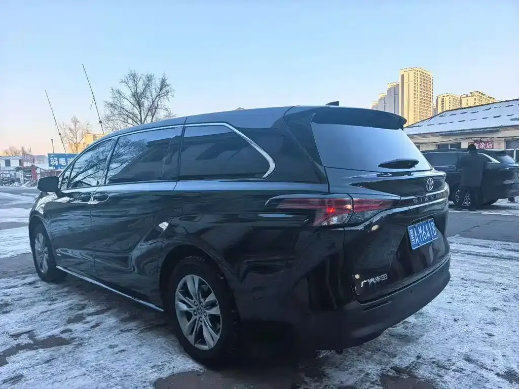 Toyota Sienna — фото 4