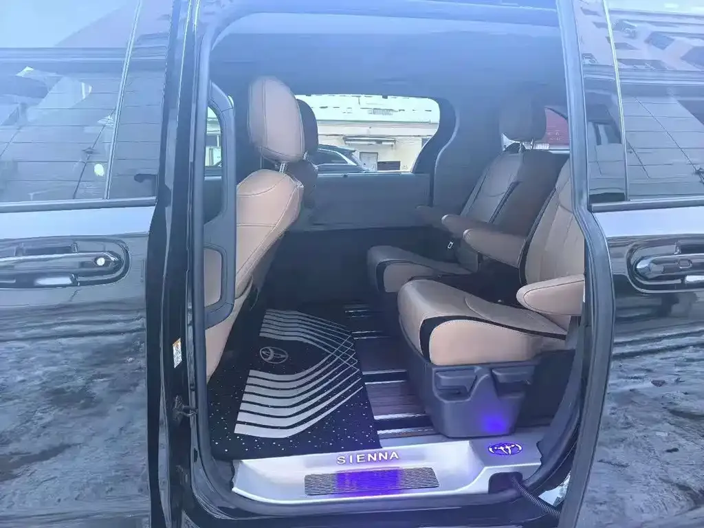 Toyota Sienna — фото 3