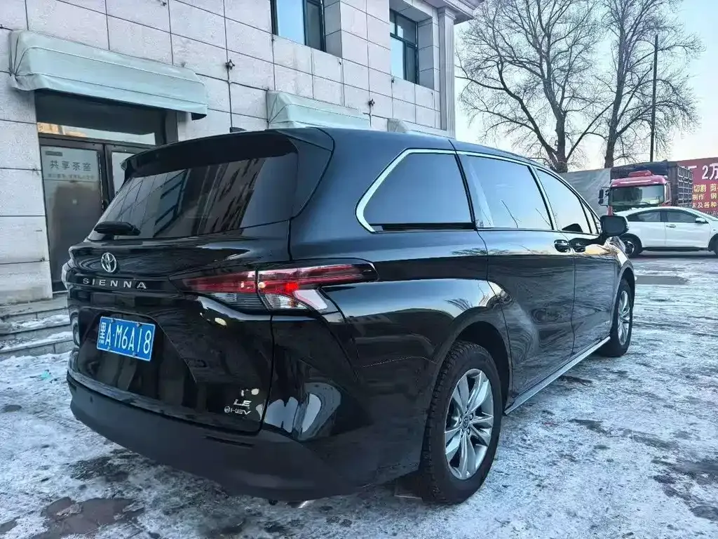 Toyota Sienna — фото 8