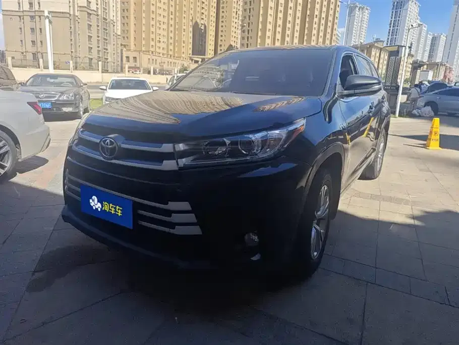 Toyota Highlander — фото 1