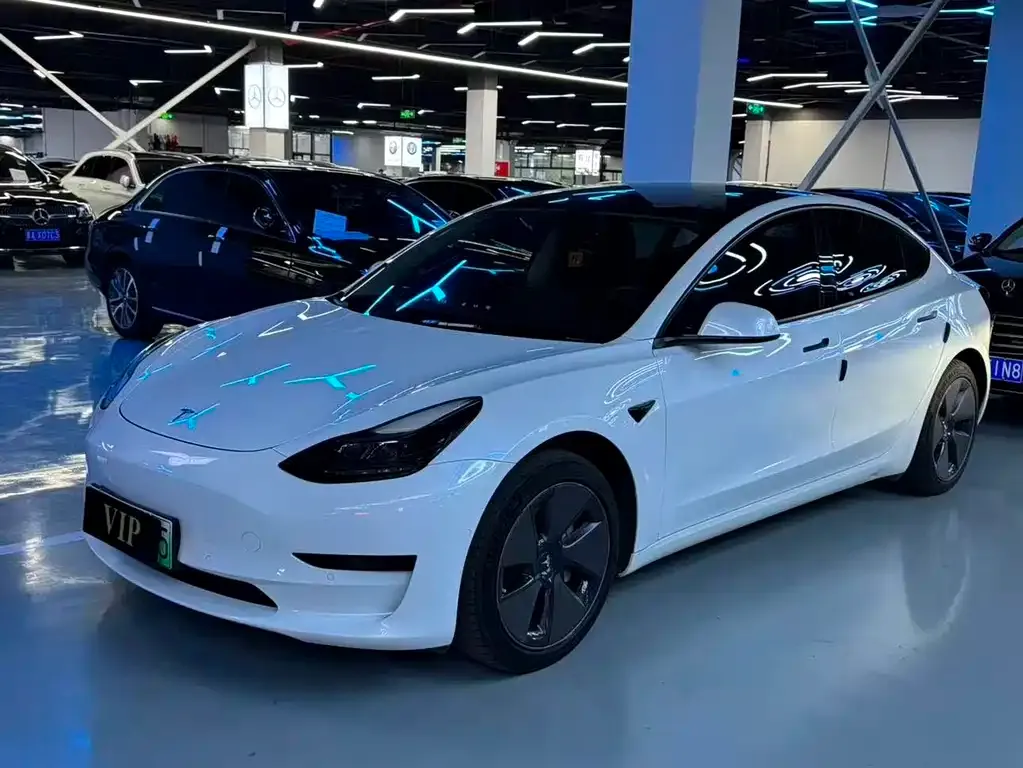 Tesla Model 3 — фото 1
