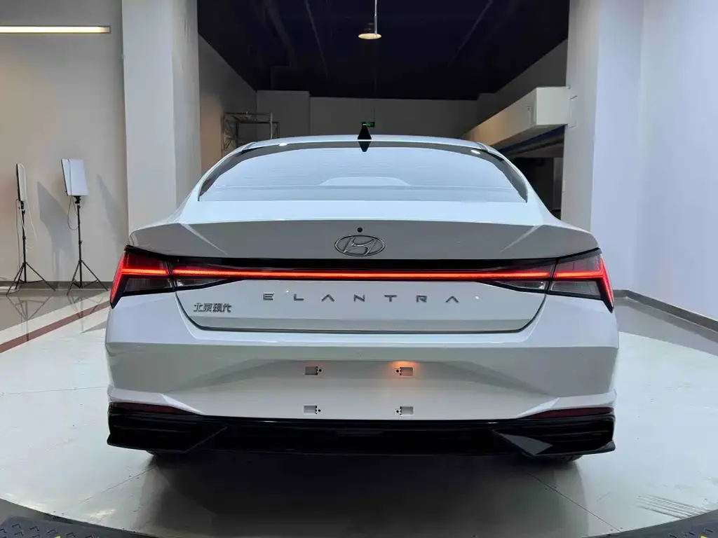 Hyundai Elantra — фото 3