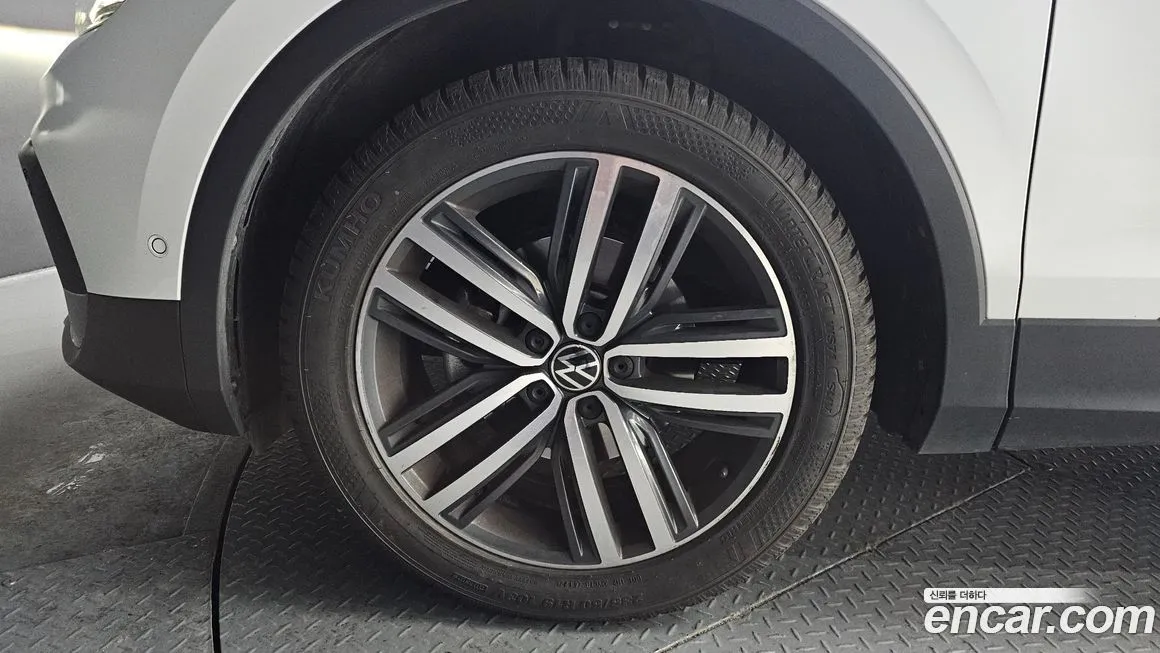 Volkswagen Tiguan — фото 6