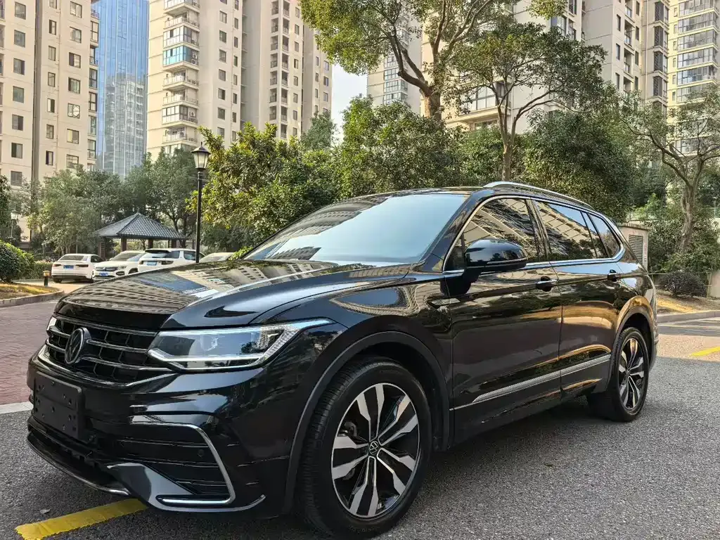 Volkswagen Tiguan L — фото 1