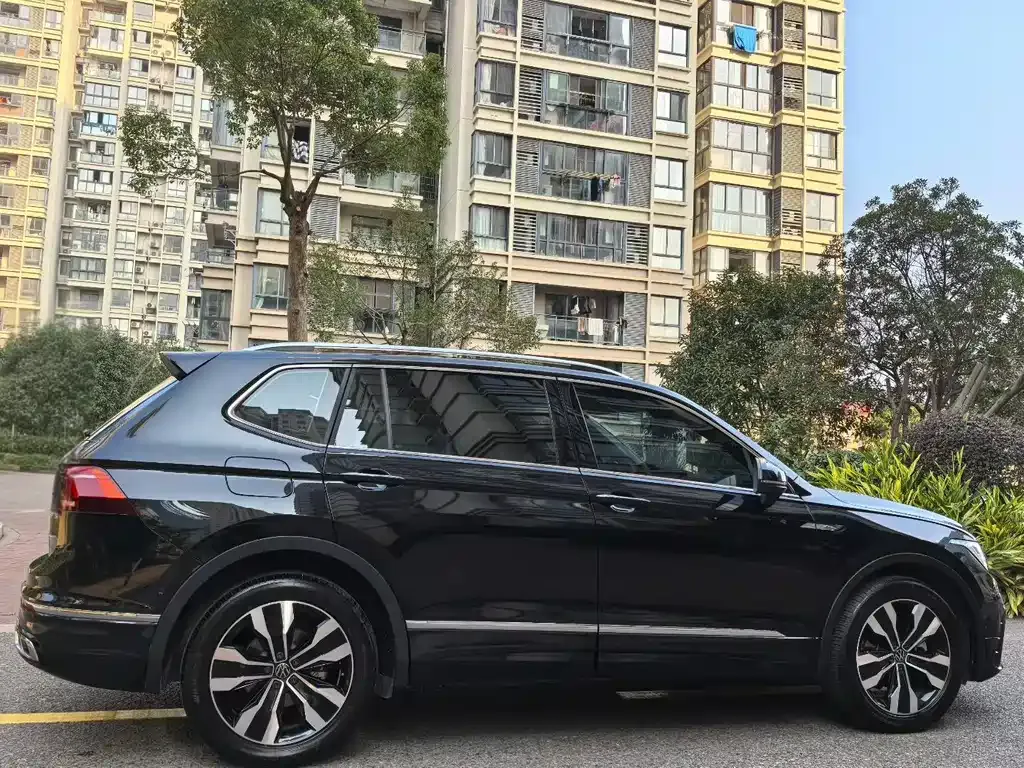 Volkswagen Tiguan L — фото 4
