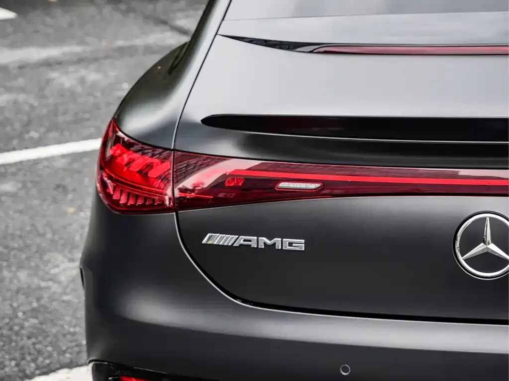 Mercedes-Benz EQE AMG — фото 3