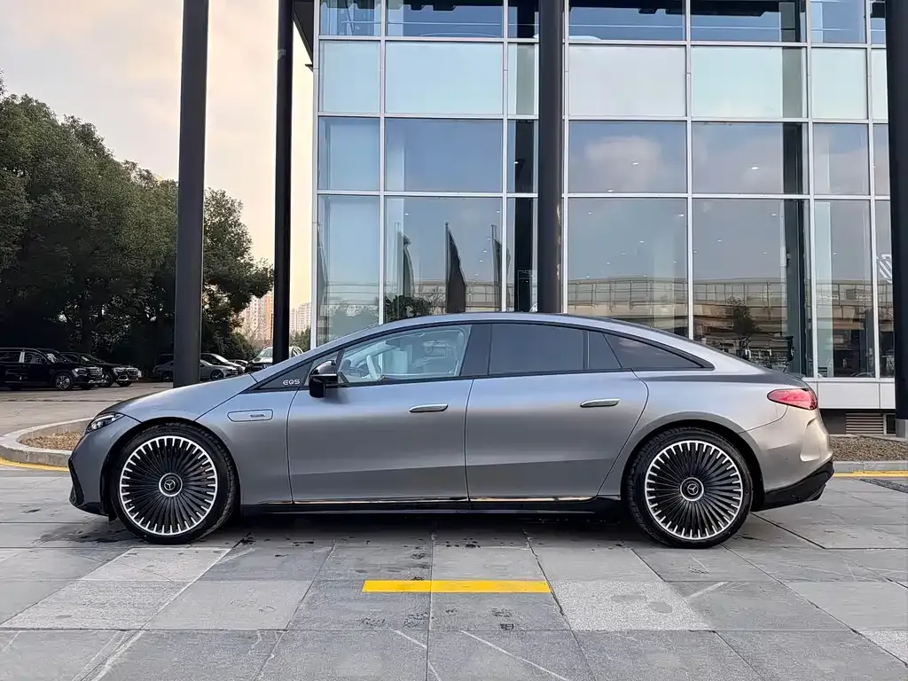 Mercedes-Benz EQS AMG — фото 8