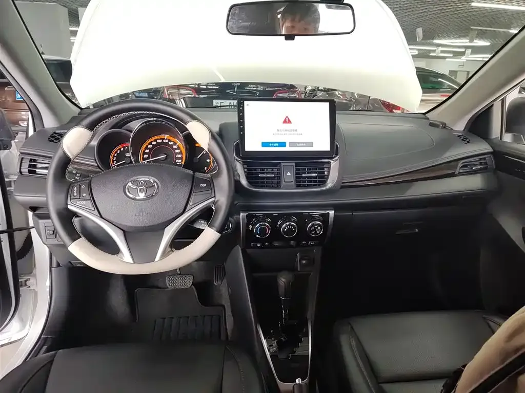 Toyota Yaris L — фото 9