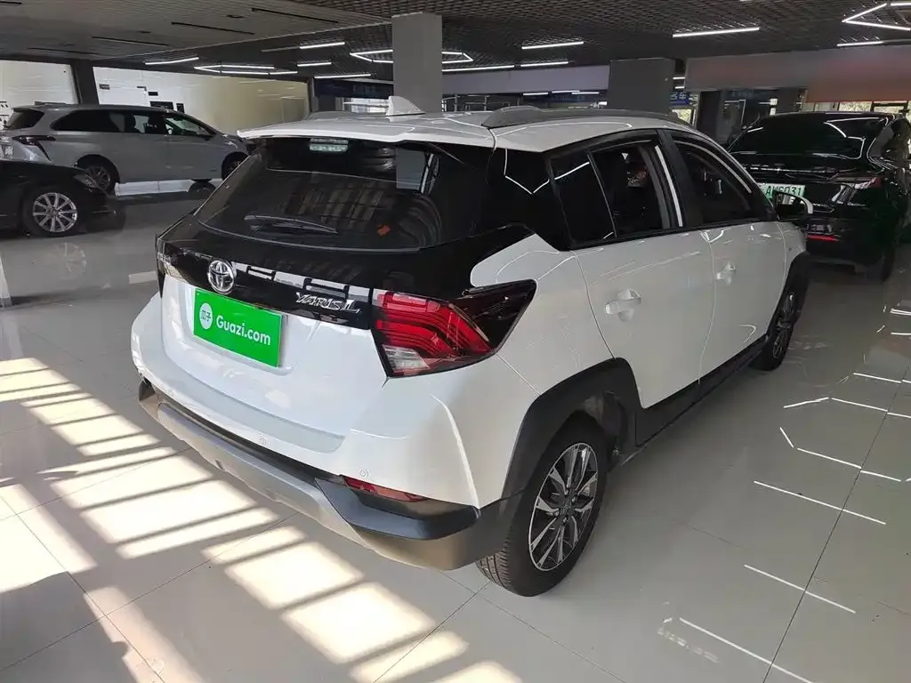 Toyota Yaris L — фото 3