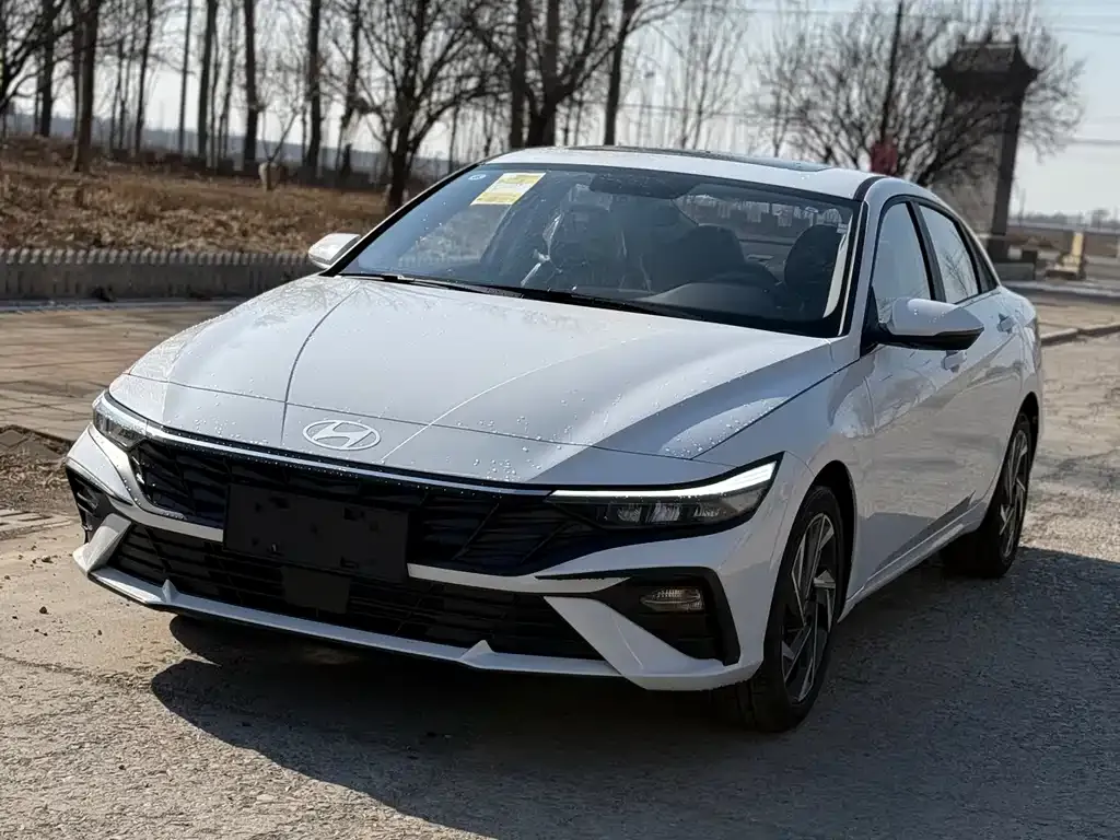 Hyundai Elantra — фото 1