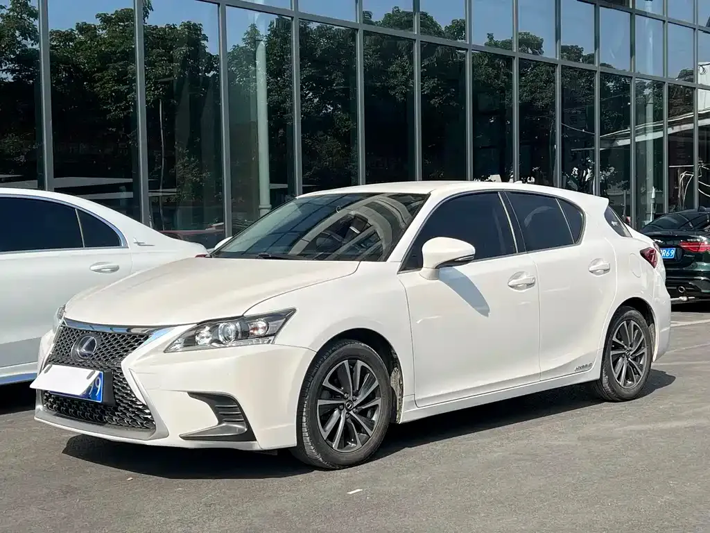 Lexus CT — фото 1