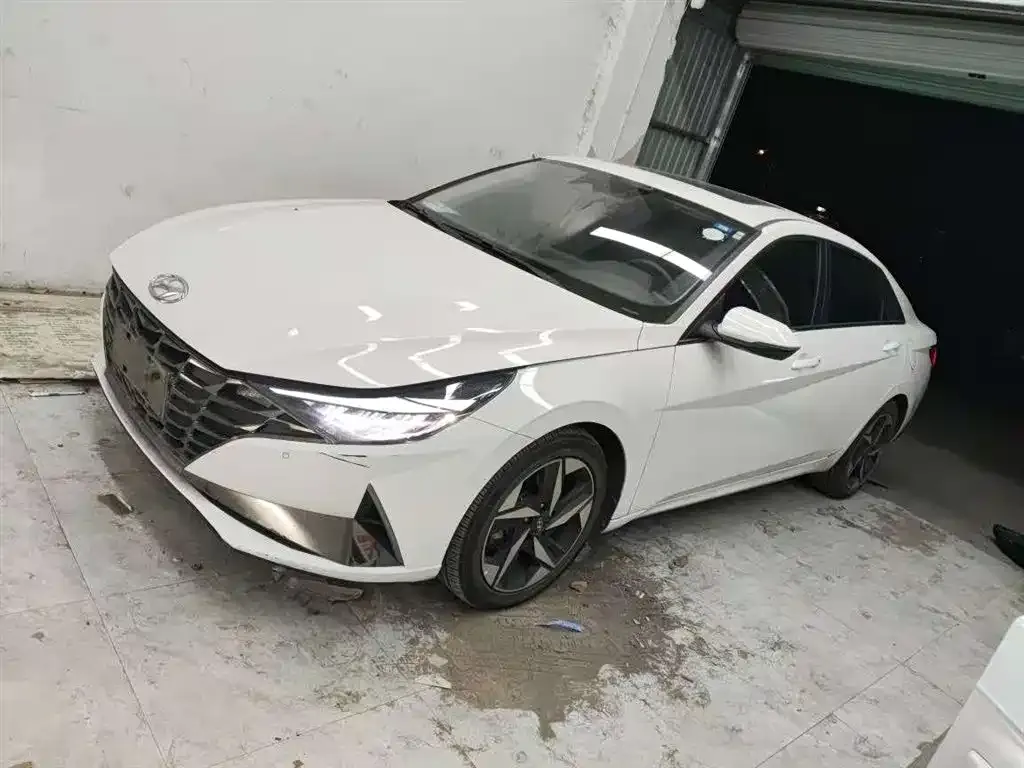 Hyundai Elantra — фото 1