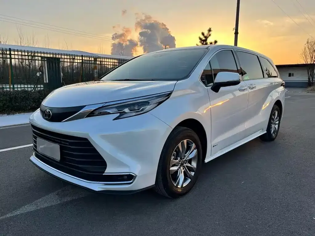 Toyota Sienna — фото 1