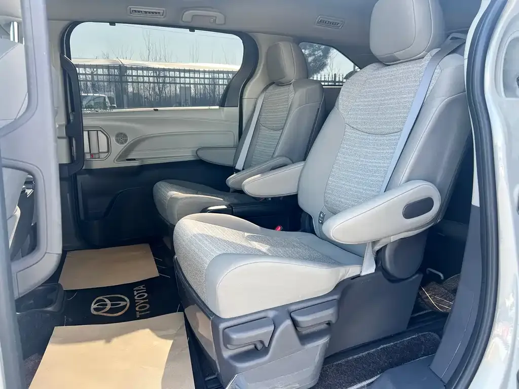 Toyota Sienna — фото 2