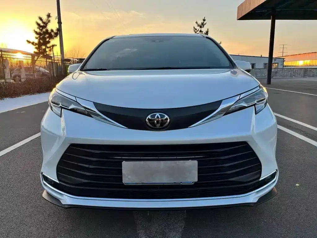 Toyota Sienna — фото 5