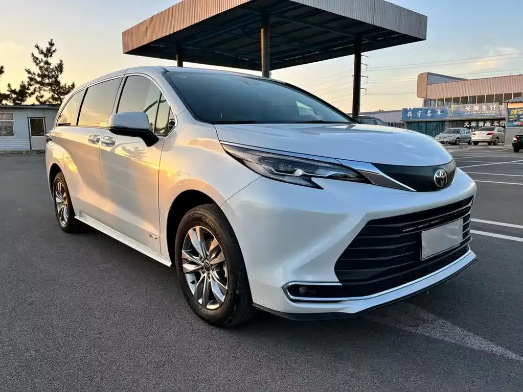 Toyota Sienna — фото 9