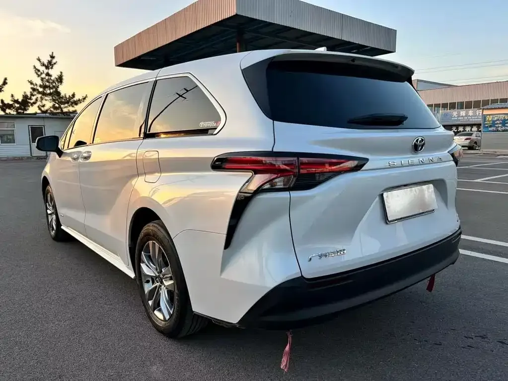 Toyota Sienna — фото 8