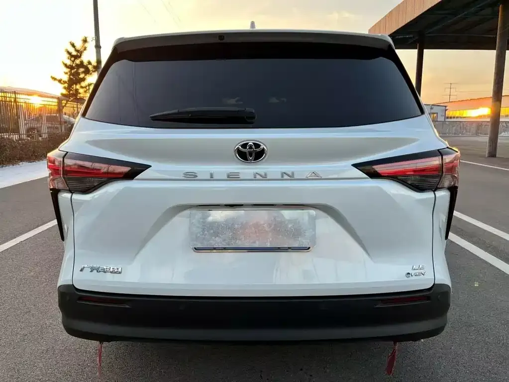 Toyota Sienna — фото 3