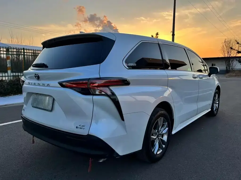 Toyota Sienna — фото 6