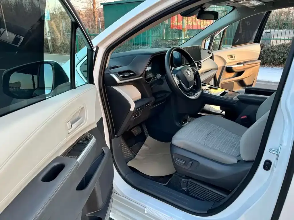 Toyota Sienna — фото 10