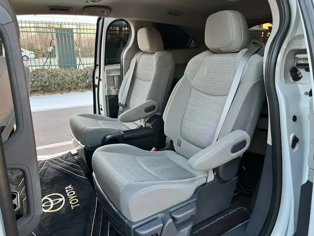 Toyota Sienna — фото 7