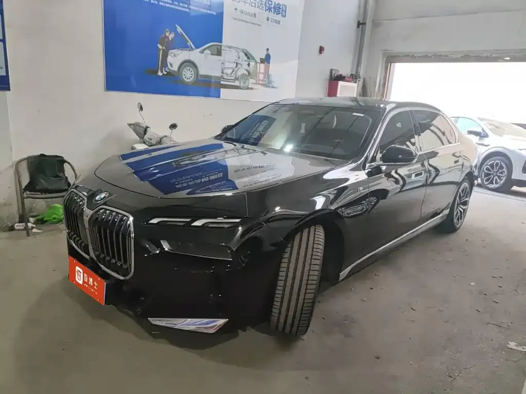 BMW 7 Series — фото 1