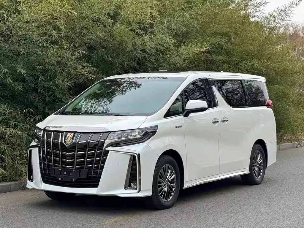 Toyota Alphard — фото 1