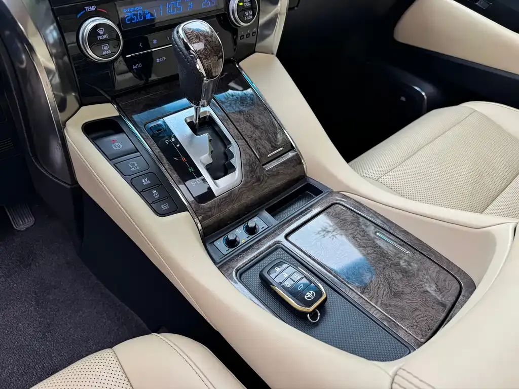 Toyota Alphard — фото 8