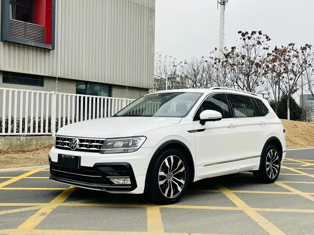 Volkswagen Tiguan L — фото 1