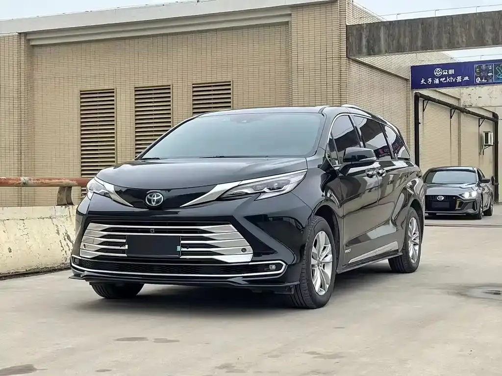 Toyota Sienna — фото 1