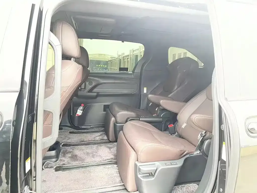 Toyota Sienna — фото 9
