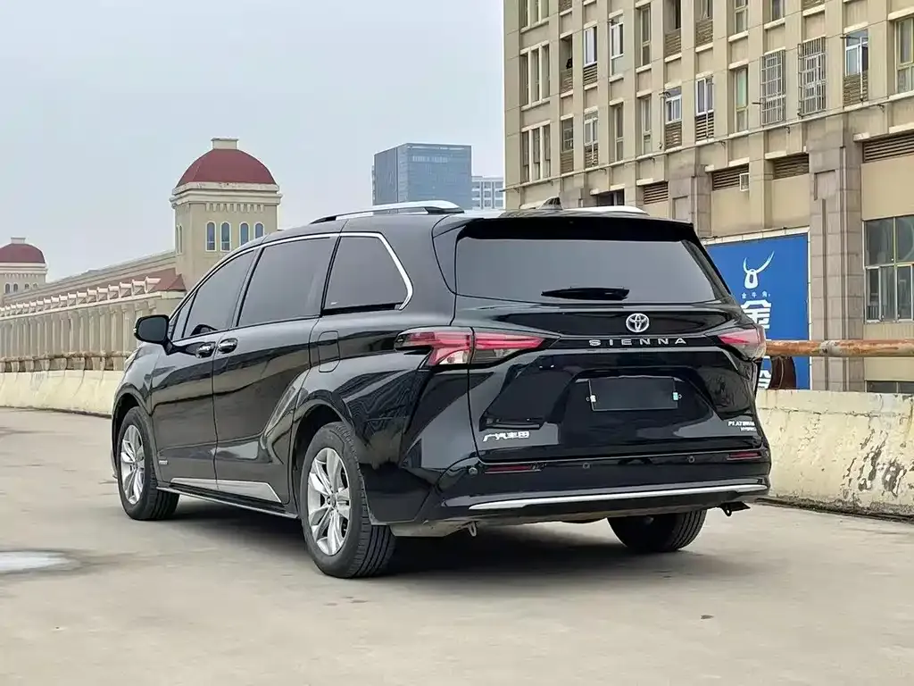 Toyota Sienna — фото 3