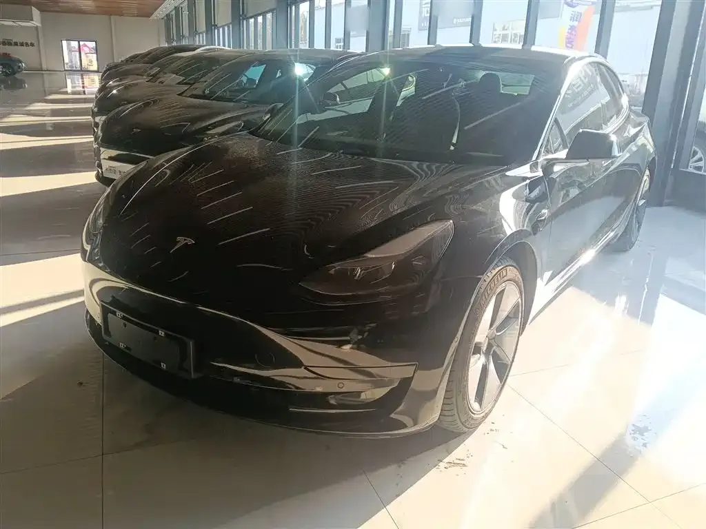 Tesla Model 3 — фото 1