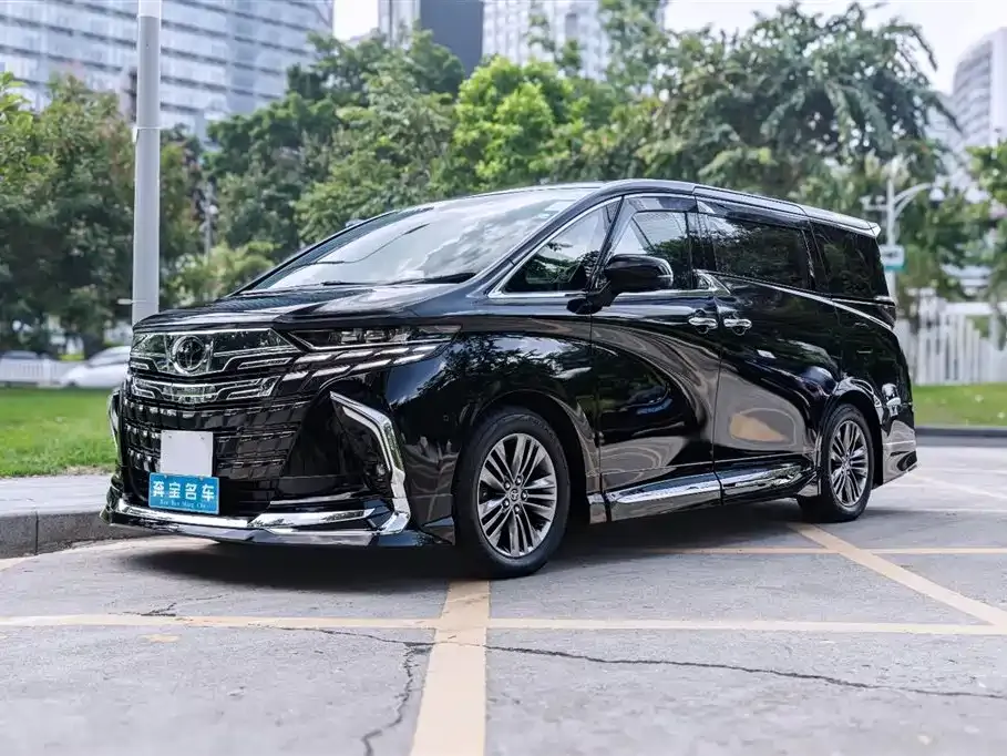 Toyota Alphard — фото 1