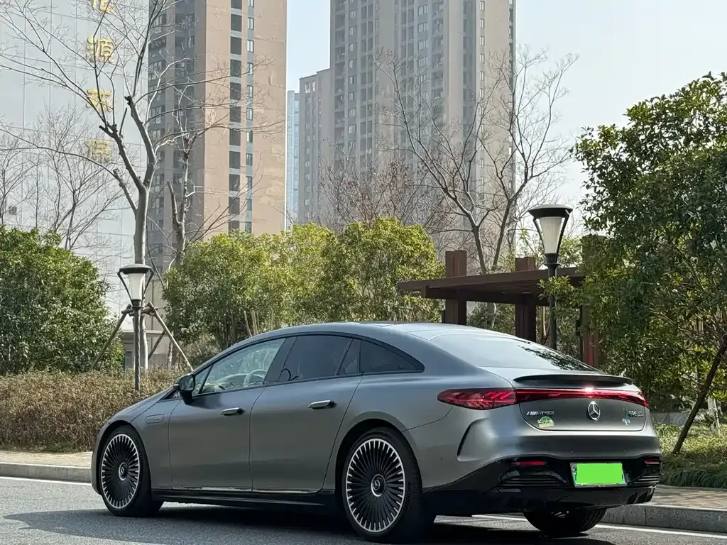 Mercedes-Benz EQS AMG — фото 10