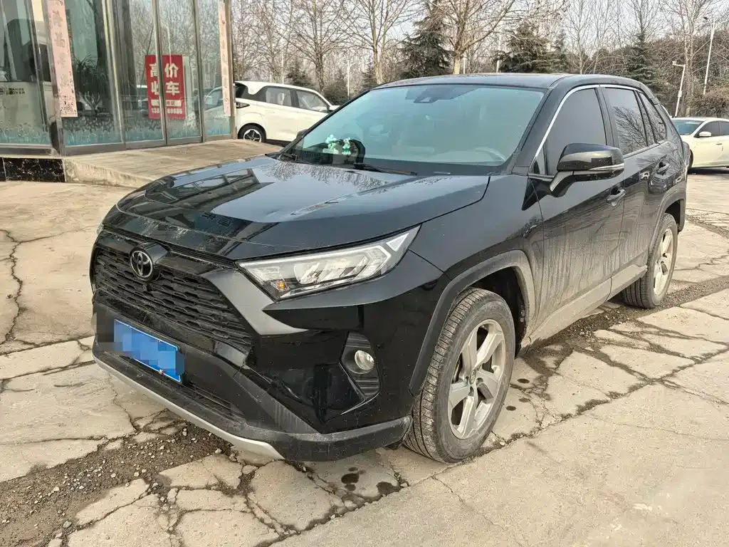 Toyota RAV4 — фото 1