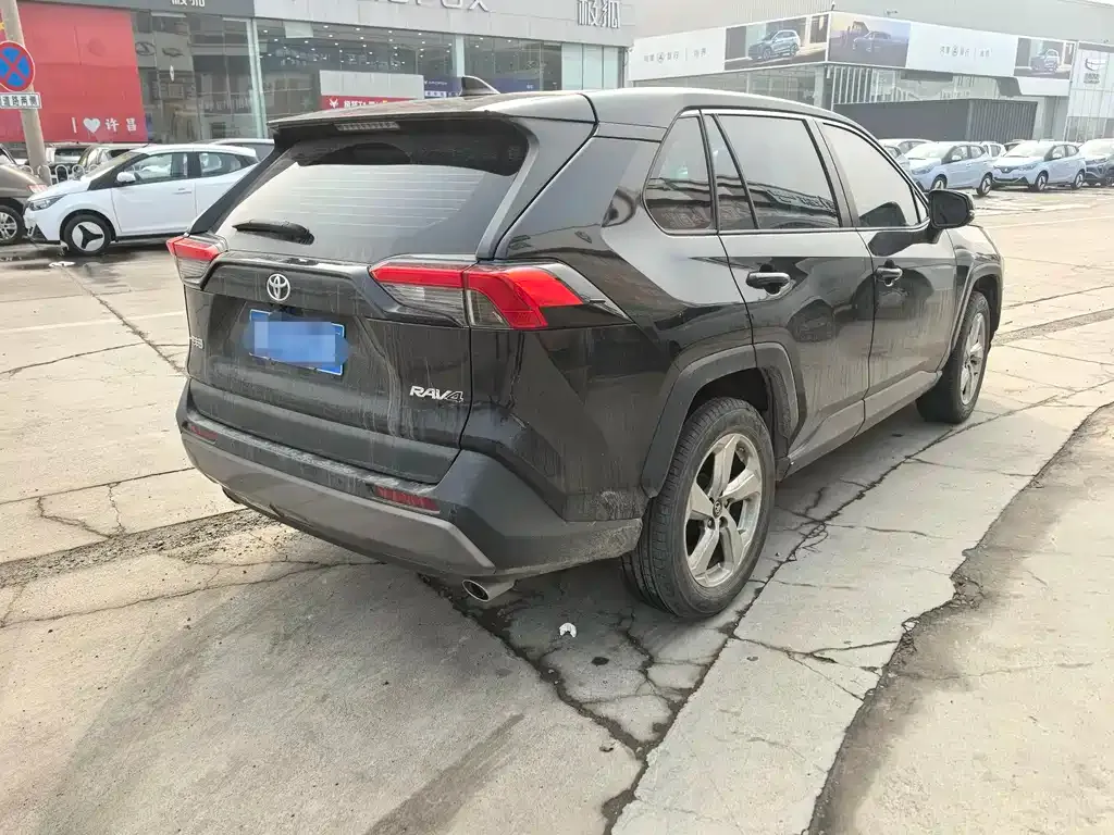 Toyota RAV4 — фото 5